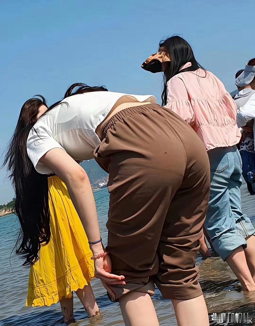 欧阳娜娜海边照，背影也太美啦。