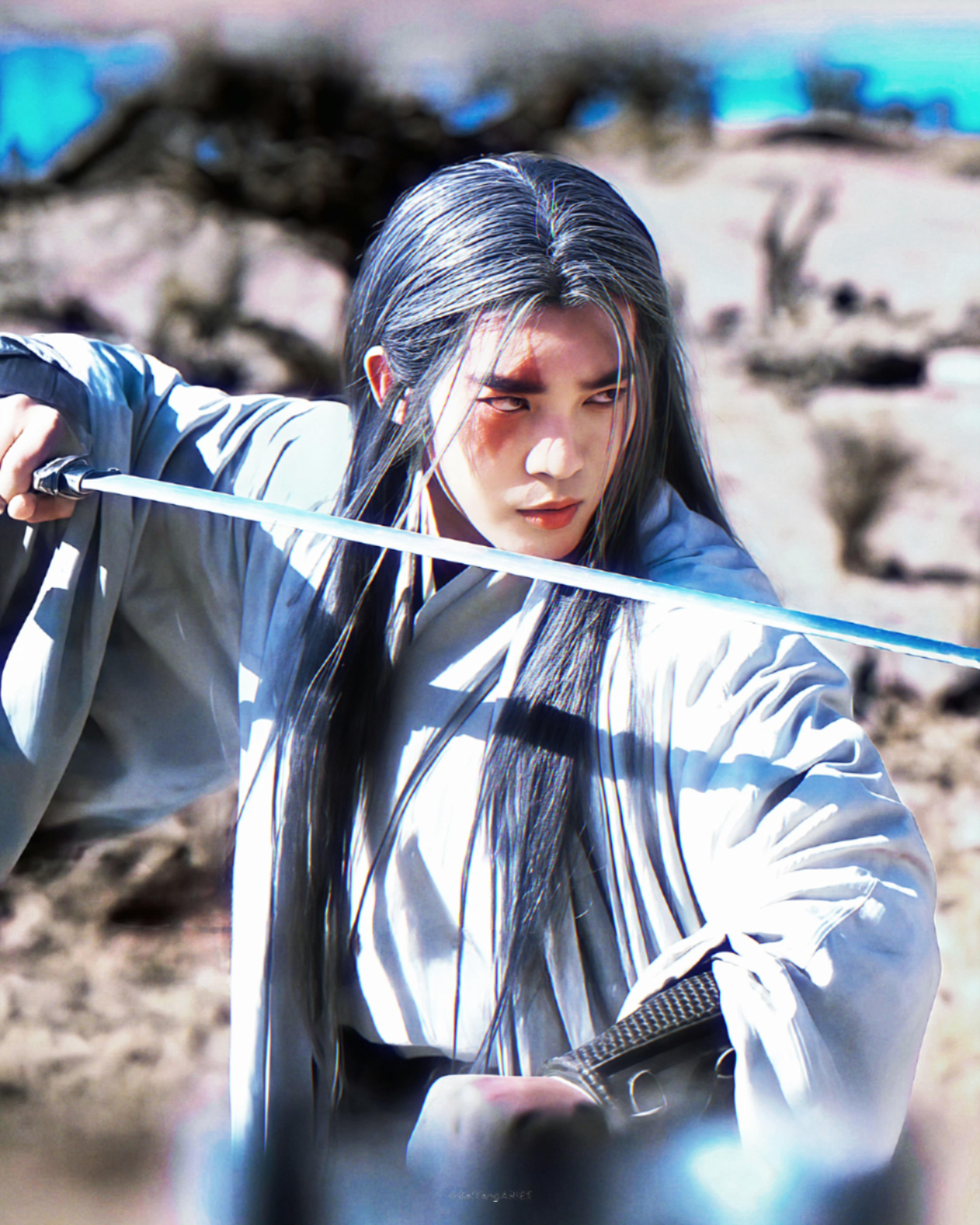 于适《镖人》预告片里的灰白长发造型，感觉怎么样？据说妆发灵感和角色气质是参照了林