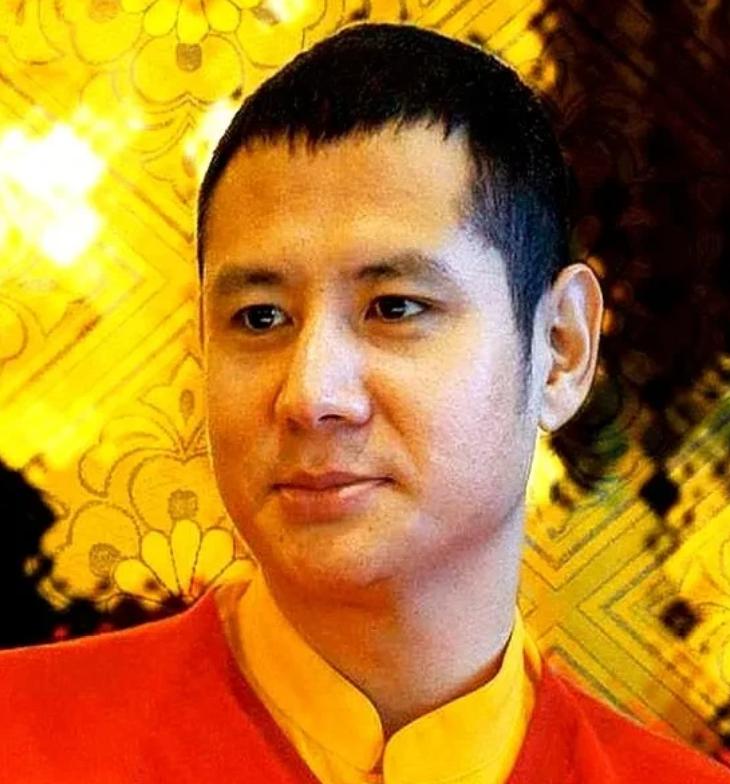 关淑怡也挺不幸的，相中了一个不丹活佛，36岁做了单亲妈妈。儿子如今19岁了，