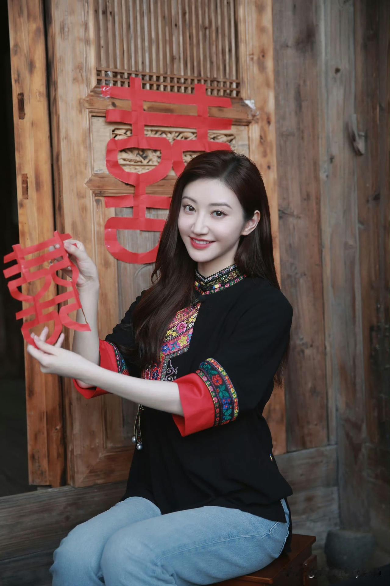 景甜真是把“人间富贵花”和“仙气”完美融合了，贵气优雅，一笑起来又清新甜美，完全