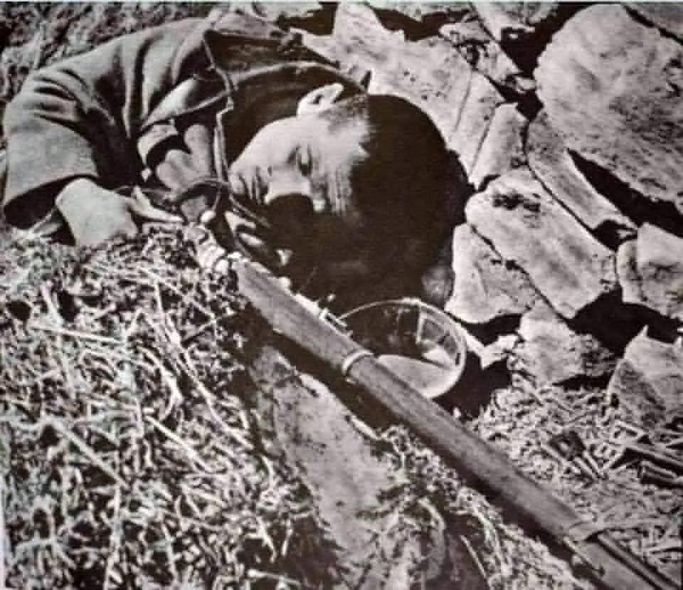 1941年，一名希腊士兵在梅塔克萨斯防线与德军作战中阵亡。这张照片由一名德国新闻