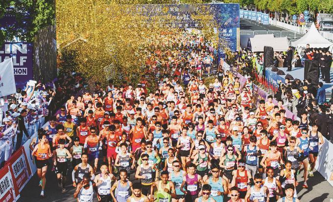 谁说马拉松要匀速跑？跑得最快的人，恰恰最“善变”。你咬着配速，在第一个坡道就