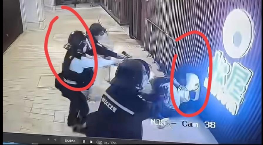 香港警察真专业，越南裔精神病男子，持刀劫持女路人被当场击毙！3名阿sir，至少一