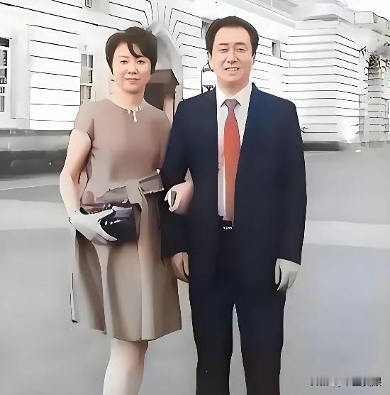 恒大爆雷之后，原恒大总裁夏海钧赶紧两脚抺油逃到加州，许家印前妻丁玉梅也是早有准备