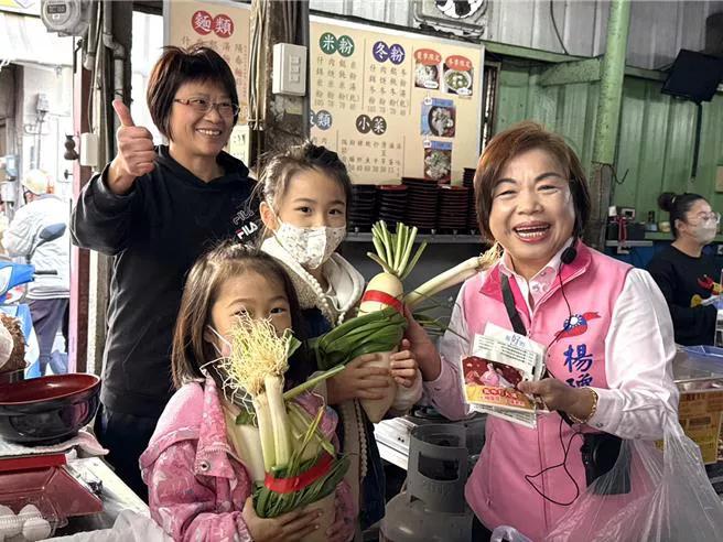 有意表态争取国民党提名参选台中市长的立委杨琼璎今天展开密集市场扫街行程，对于党中