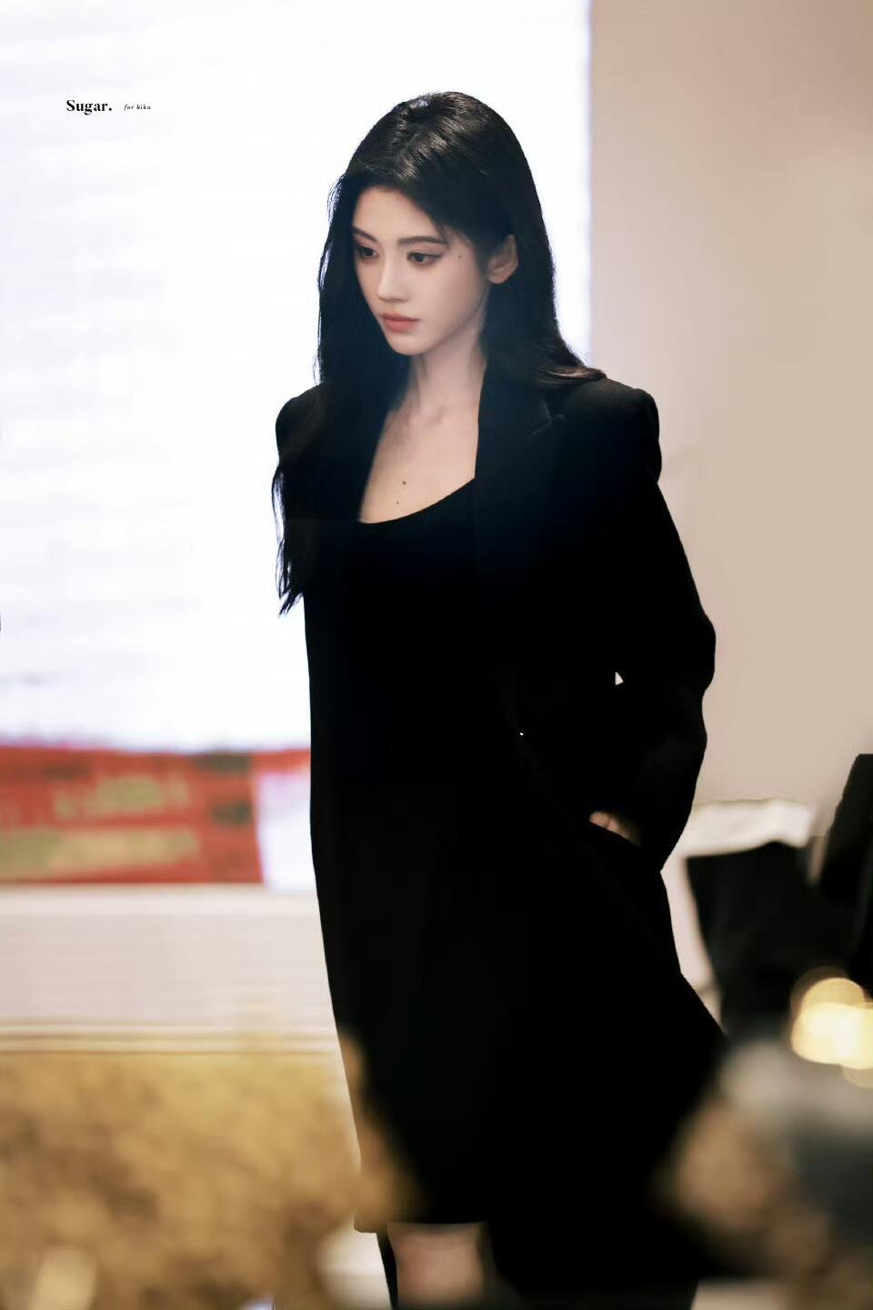 鞠婧祎西装短裤鞠婧祎OL风小鞠这套真的封神！卡其西装配格纹短裤，领带一系，甜酷学