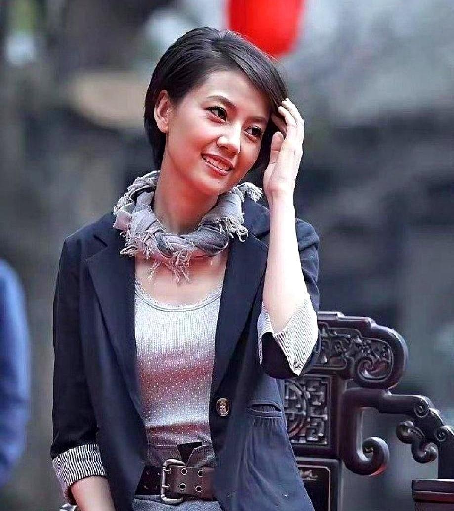 完了，现在看高圆圆，怎么越看越像梁咏琪？甚至还有点颜丙燕的影子。有人在朋友圈
