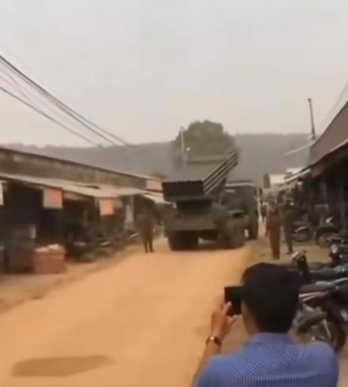 又爆膛了，柬埔寨陆军一门俄罗斯BM-21冰雹火箭炮急速发射，突然当场爆膛！泰国军