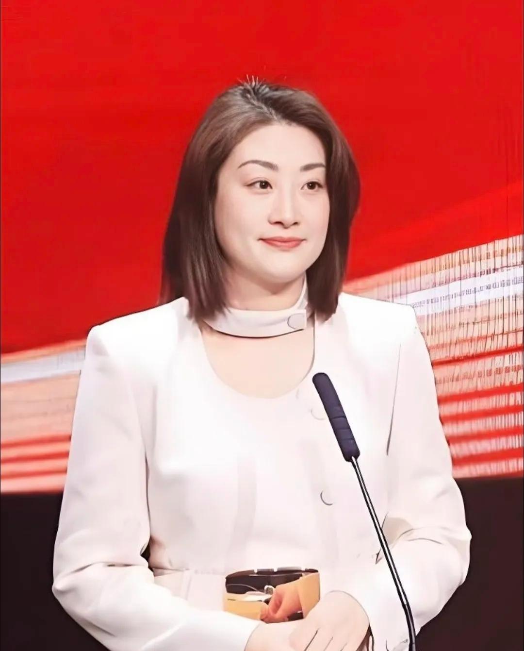 宗馥莉这次是真狠啊，新饮料“果然啵啵”上市，包装上翻遍，“娃哈哈”三个字一个