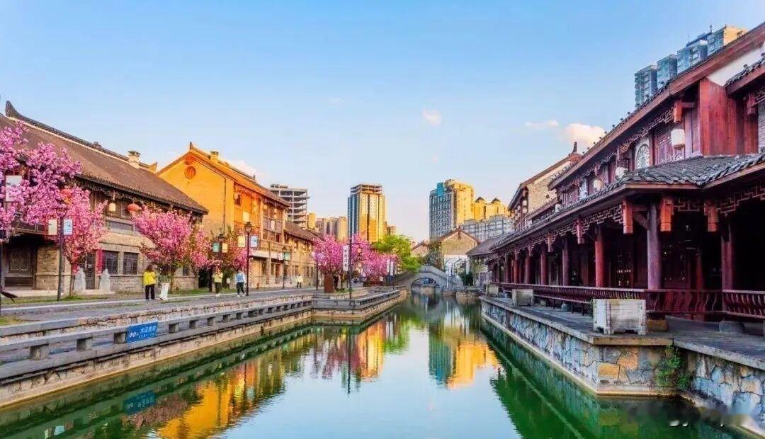 六盘水顶着中国凉都的牌子过了二十年，夏天平均十九度确实挺舒服。可这座城三百来万人