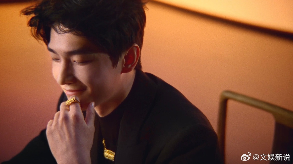 杨洋将福气与贵气刻进骨子里官宣代言人选得太对了！杨洋身上那种由内而外的端正与贵