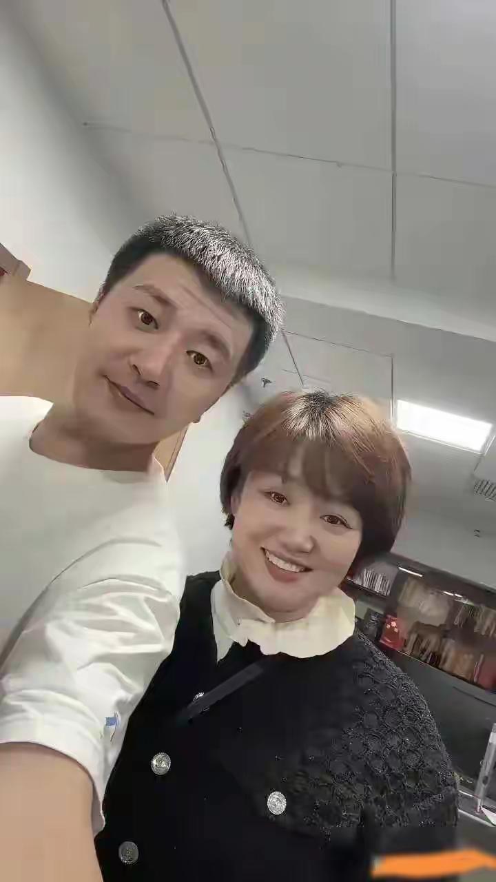 名人接触的美女不少，张雪峰也一样。不过他的妻子本身就是美女，还是个博士美女，才貌