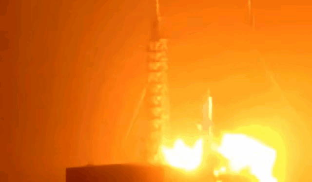 火箭测试突发爆炸！贝索斯太空布局遇重挫，马斯克感慨航天挑战重重贝索斯旗下蓝色起源