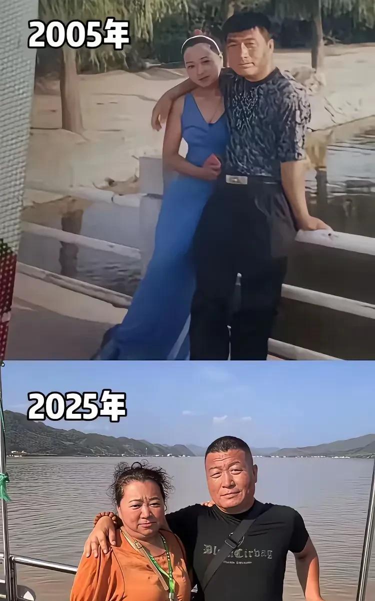 这是一对夫妻相隔20年的两张合影照2005年时，丈夫已显得很苍老，妻子穿着蓝色