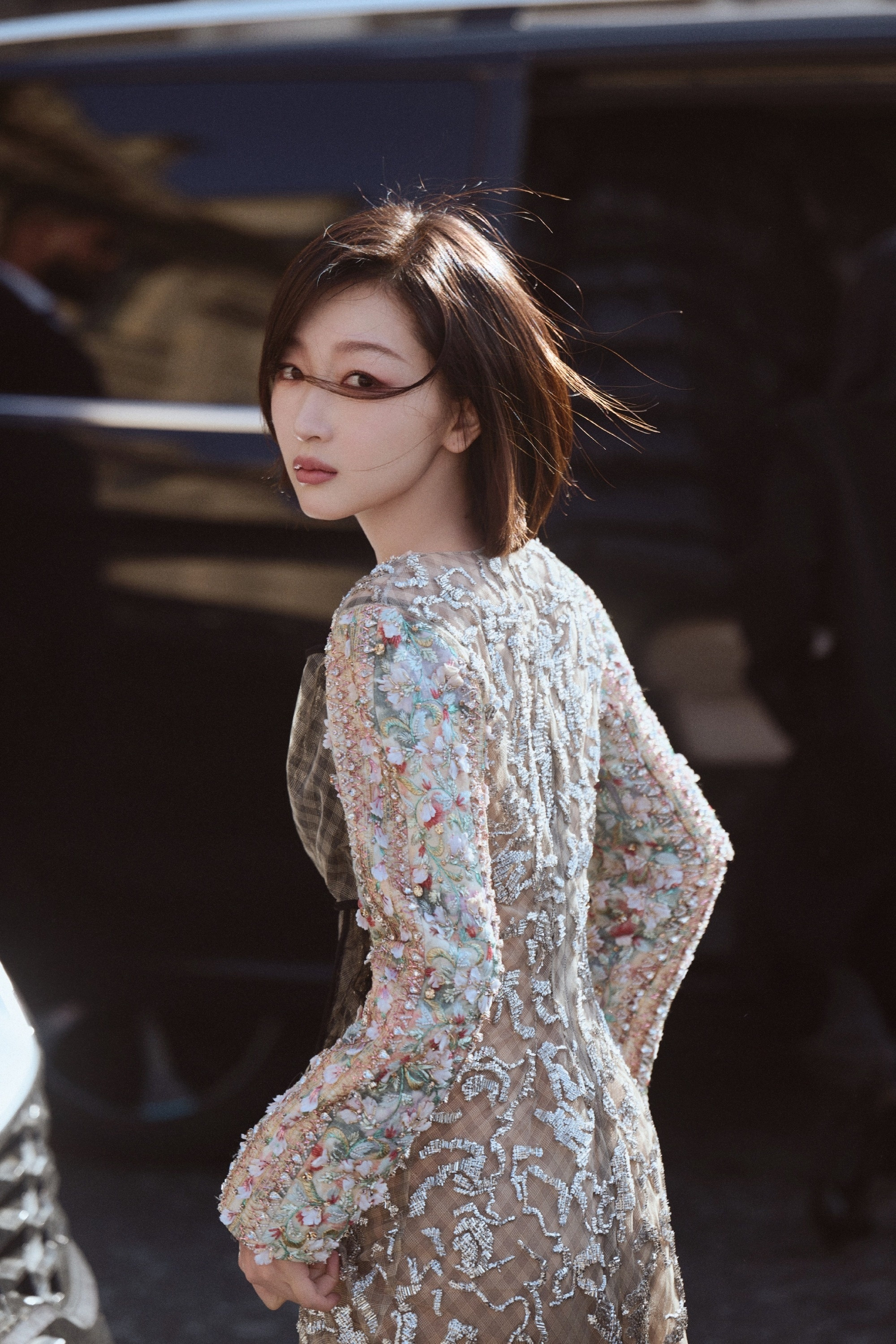 巴黎时装周上的周冬雨巴黎时装周上的周冬雨，银线刺绣蝴蝶结裙好漂亮