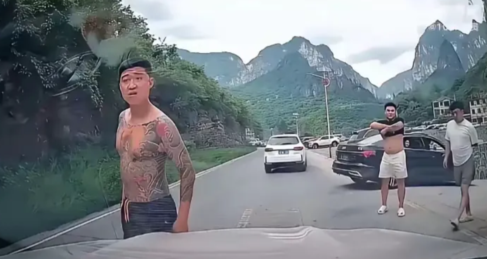 纹身男拦车恐吓女司机后续：人已找到疑有案底，正脸曝光疑似结婚