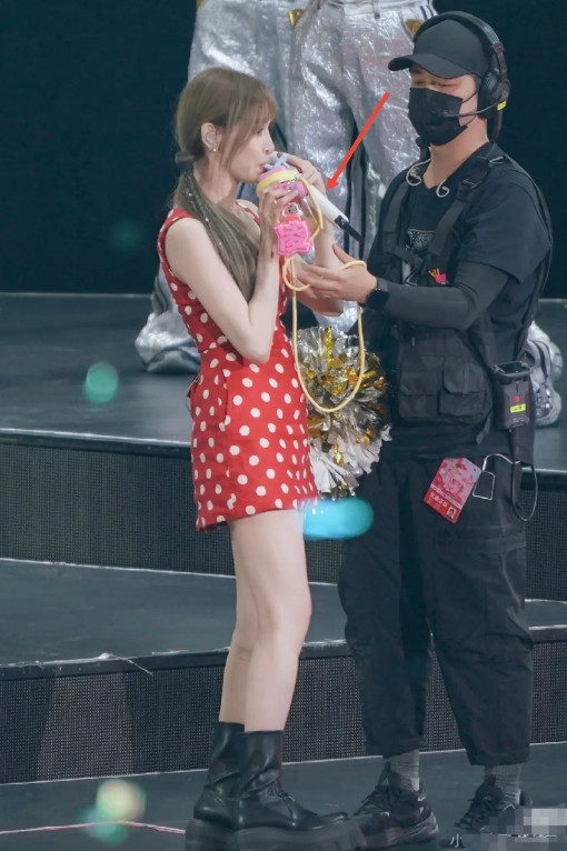 这照片，你以为的是王心凌的青春靓丽实际上大有玄机发现没，演唱会上只是简单的