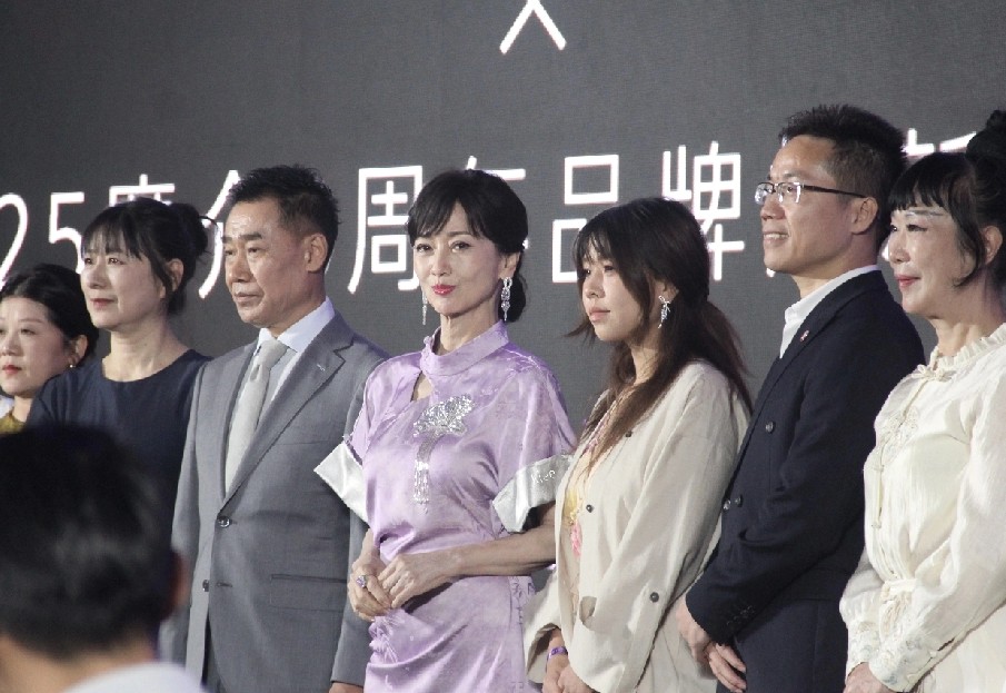 突然觉得赵雅芝活的也挺累的，不是嫉妒她的美貌，而是心疼她在聚光灯下的每一秒。