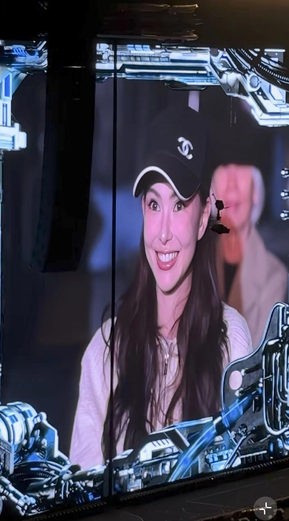 4月4日，周杰伦杭州演唱会第2场给昆凌来了一个特写，二人居然同框了，昆凌像少女似