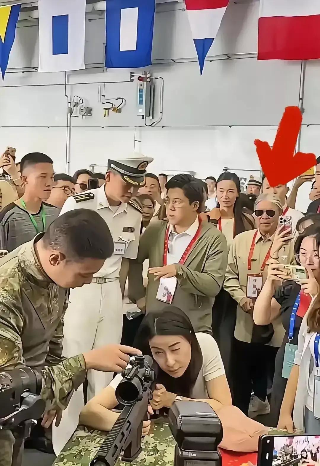 郭晶晶拎包，霍震霆一把接走那天活动散场，郭晶晶抱着文件腾不出手，霍震霆没出