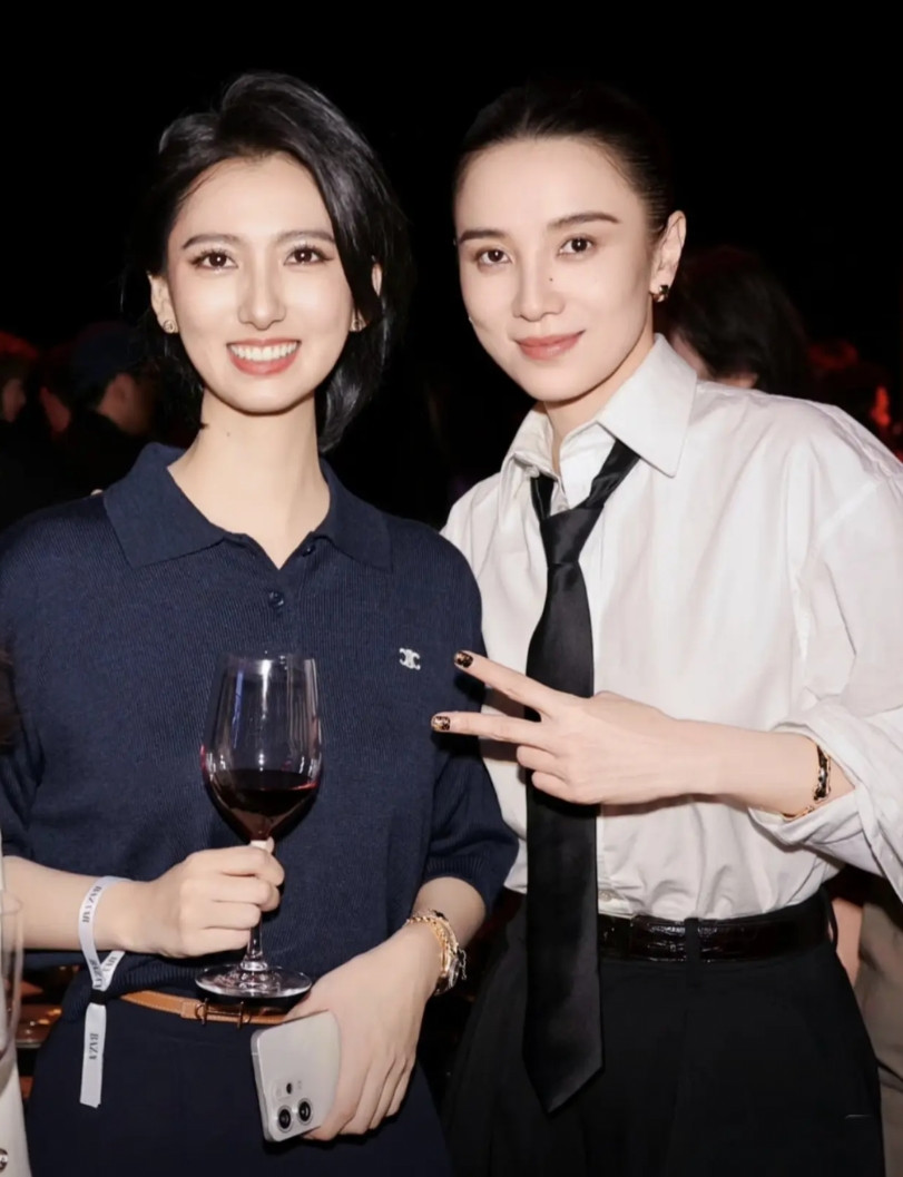 今年5月份，OPPO产品经理莫妮卡和演员宋佳的同框合影。两位都是具有不同风格的大