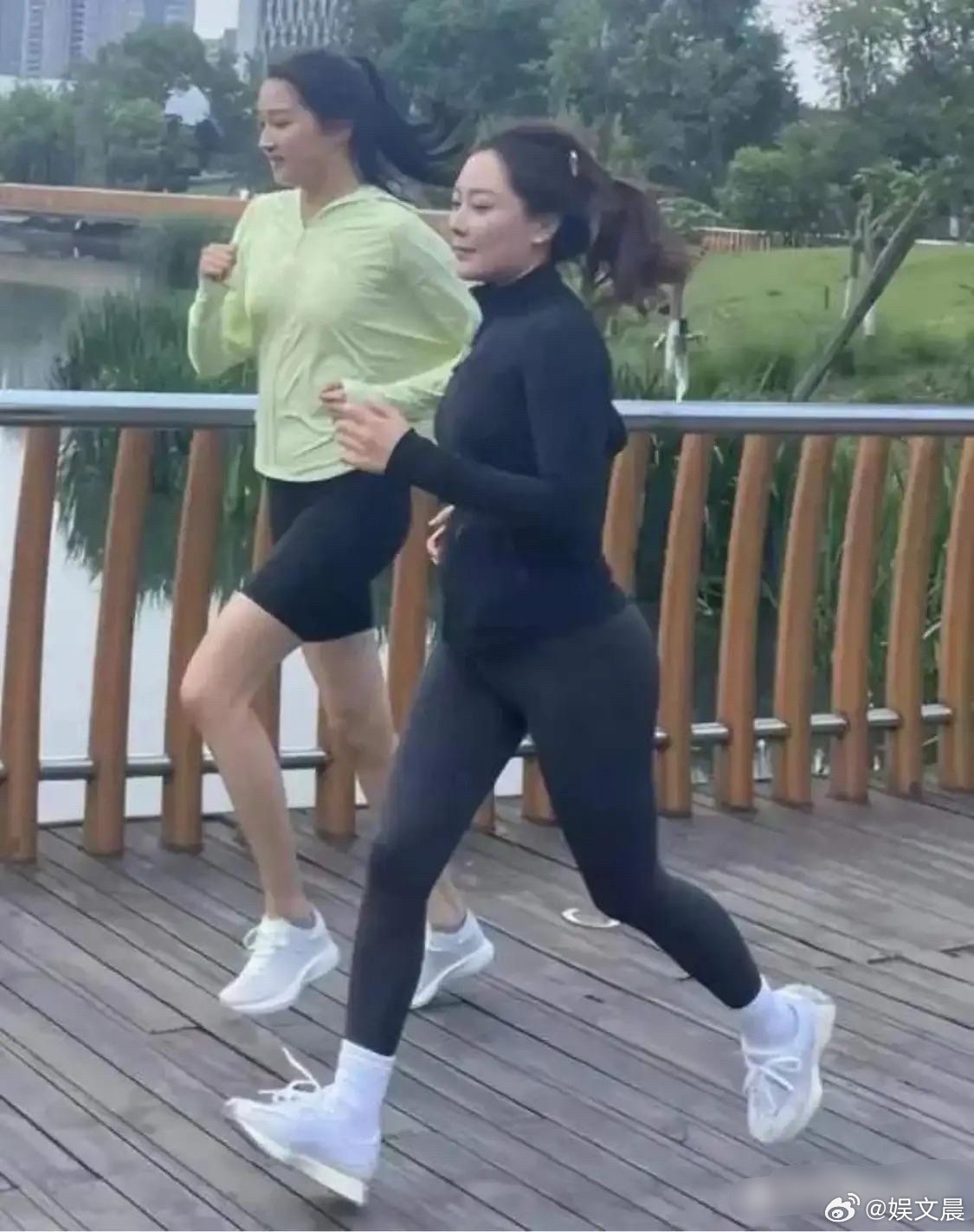 关晓彤公园晨跑被偶遇，得天独厚的身材比例，实在太过出众。