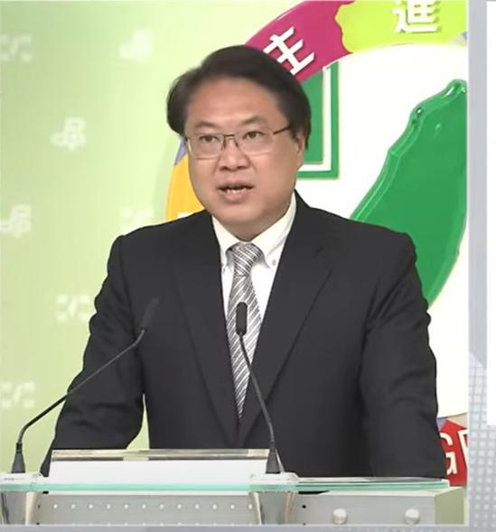 民进党秘书长在“大罢免失败”后在党部发表书面讲话，语调低沉颇显沮丧，也说“大家都