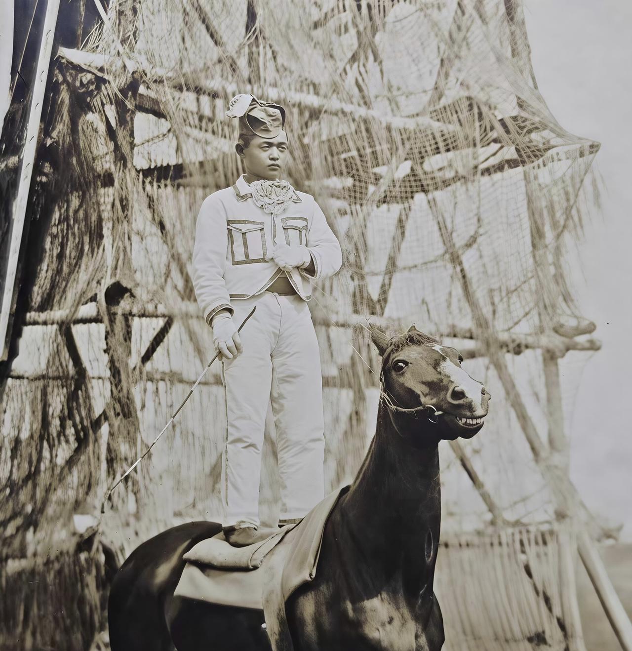 这是一张令人感到困惑的老照片。1937年，一名日军士兵站在马背上。笔者刚开始以为
