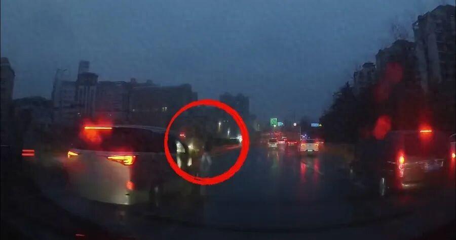 上海，男子为了方便自己，跨越隔离带横穿马路，结果被两辆车依次撞击，致男子抢救无效