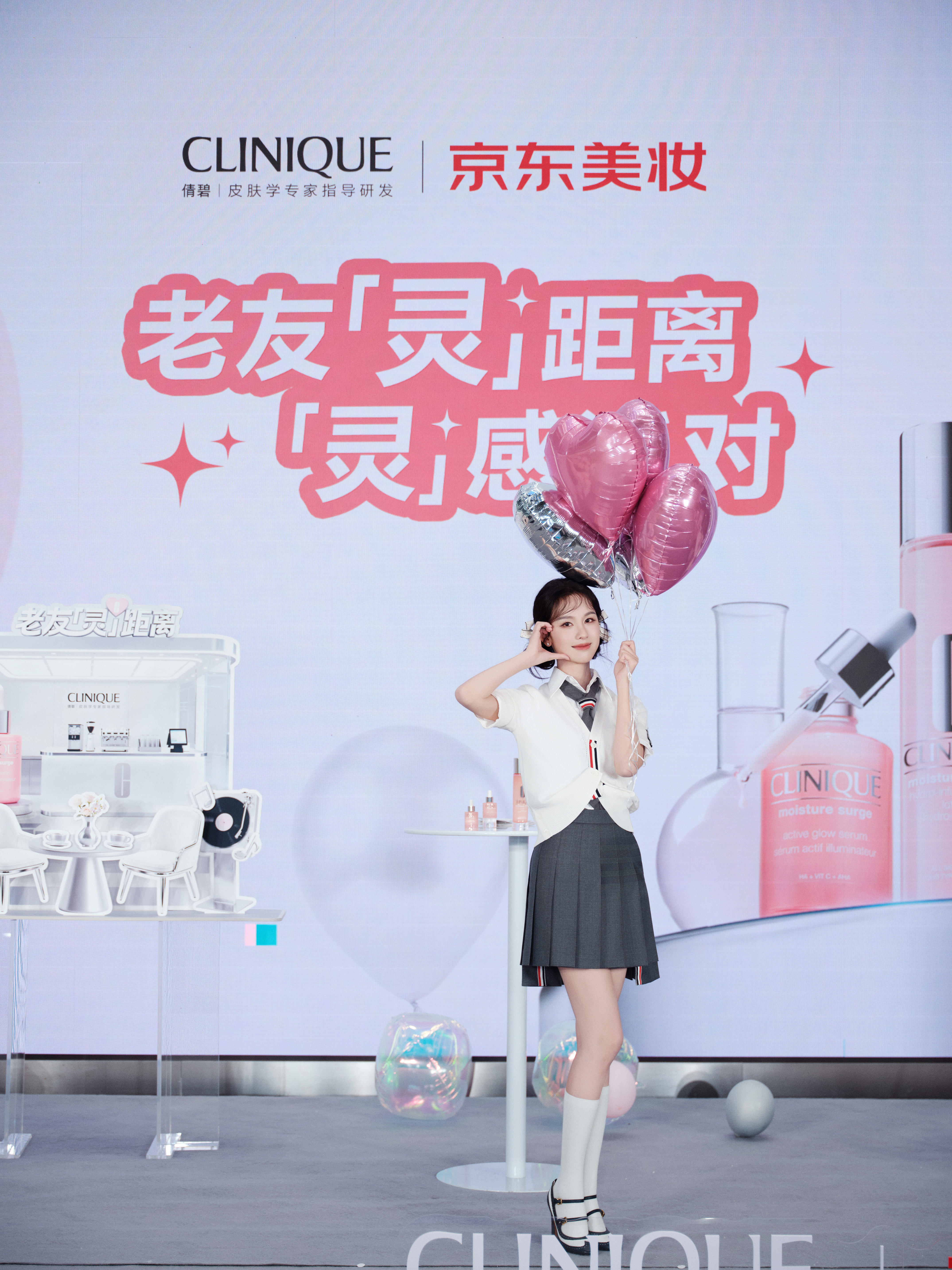 陈都灵老友相聚，焕新趣味。用水光魔法点亮派对，奔赴「灵」感咖啡馆与美邂