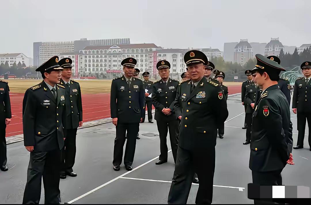 如果你不懂看军衔，那么就看站姿，一般双手背在后面的官最大！