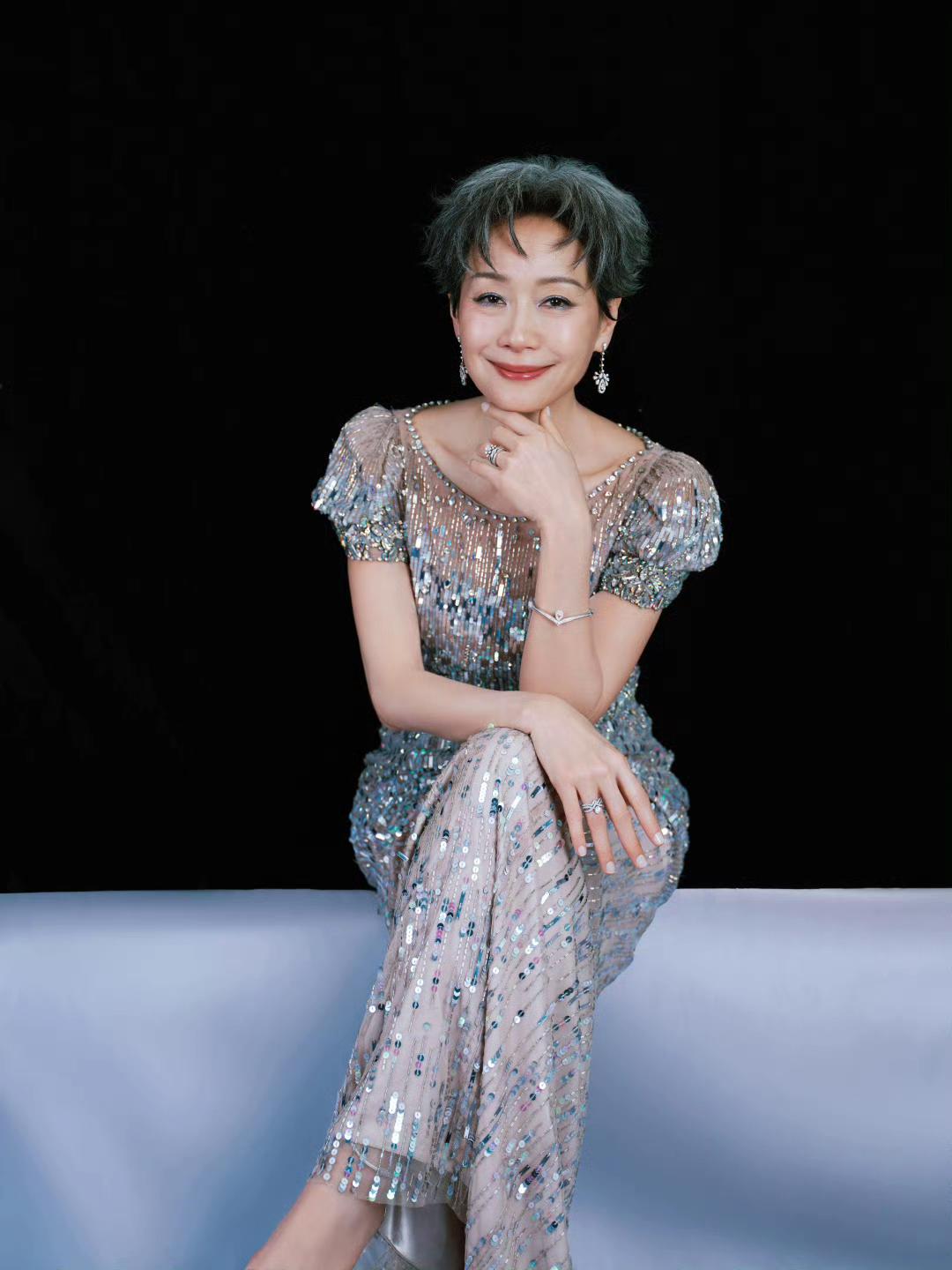 叶童微博之夜造型繁星闪烁的样子美呆了美出了63岁女人的精彩让人拍手称赞试