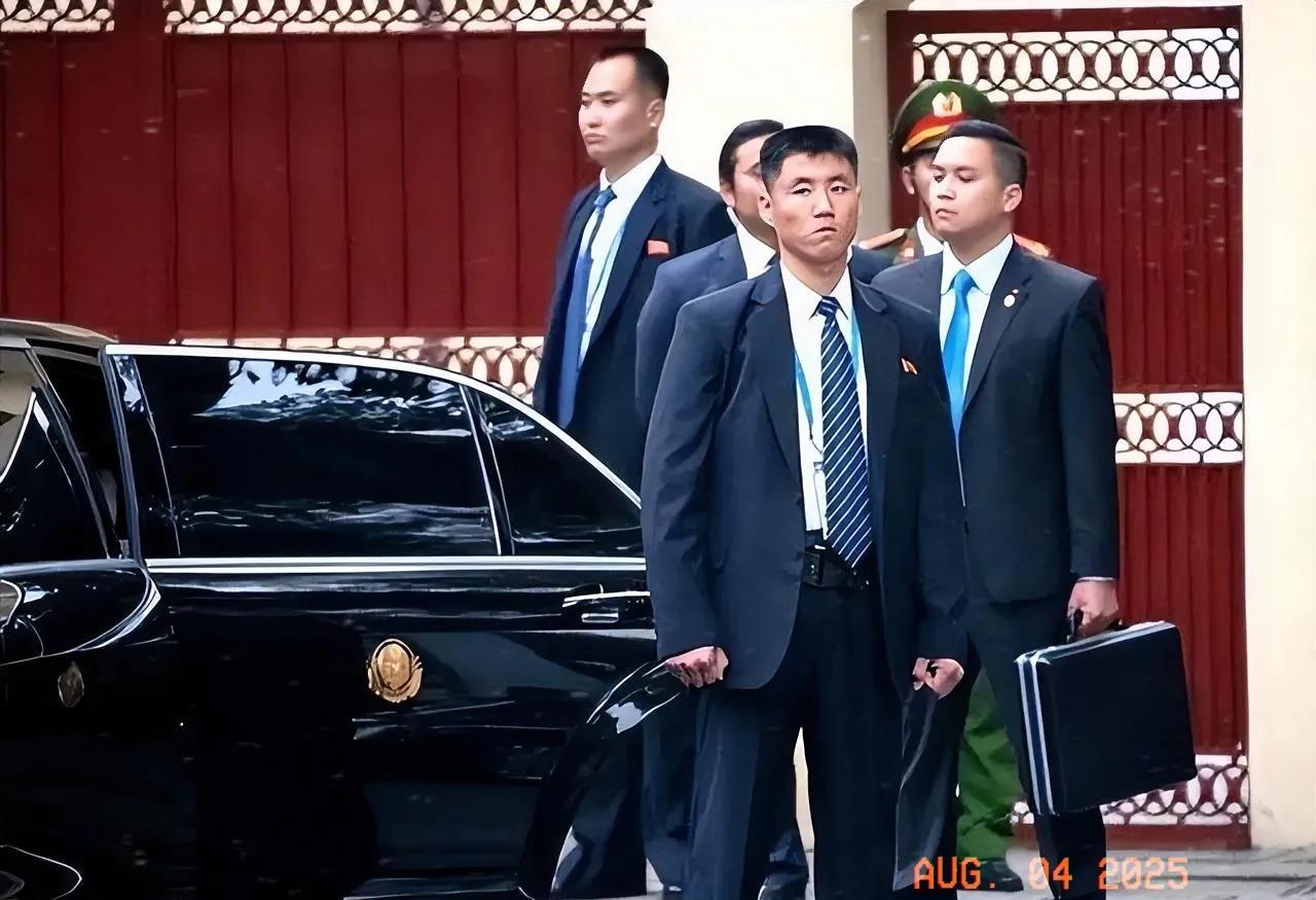 2019年3月朝鲜领导人金正恩访问越南，照片上的几位穿西装的男子，是领导人的随