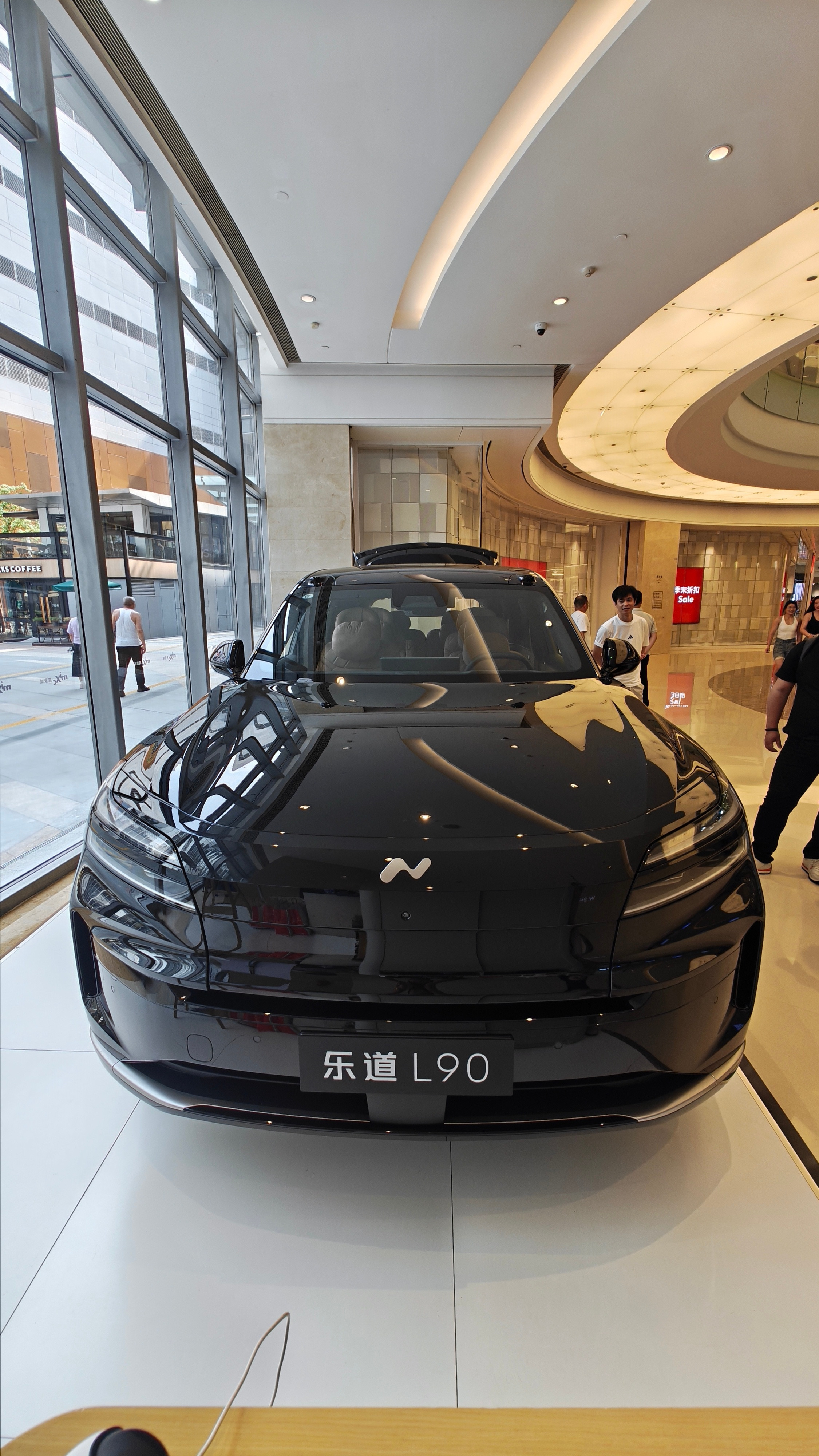 过来合肥万象城快闪店看乐道L90展车，有种看自己家娃的即视感。有个细节可能大家都