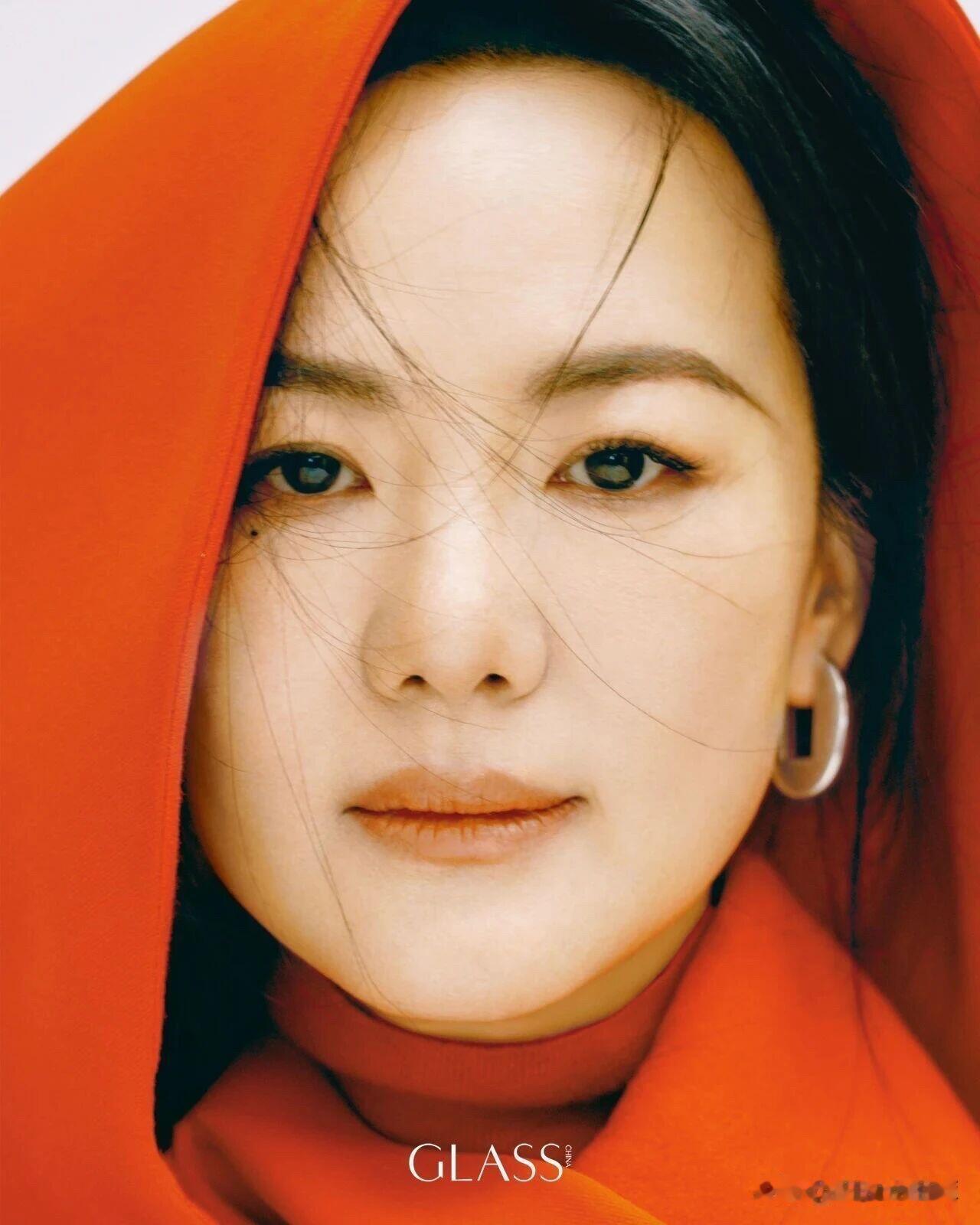 拒炒“惨女人”人设，她早已用真心赢得了比奖杯更珍贵的掌声。金鸡奖遗憾落选，咏