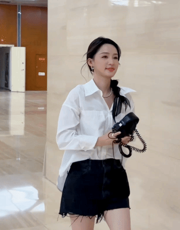 李沁也躲不过offer7的早八，李沁这个白衬衫的造型真的是很漂亮，职场高智风的可