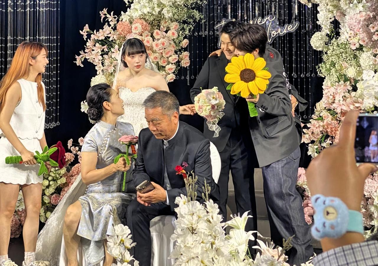 陆虎回河南老家参加妹妹婚礼，大合影好温馨啊！他妹夫个子挺高，一表人才，陆虎还和妹