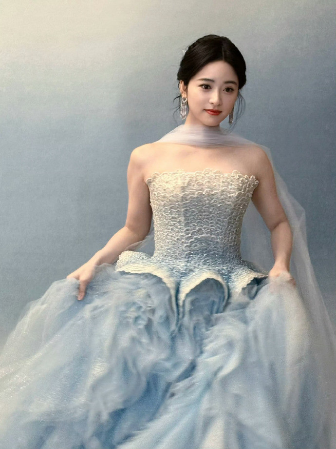 沈月简直是童话公主本人！人鱼婚纱造型简直可以封神了～​​​