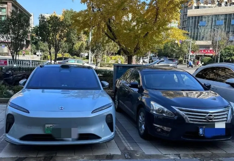 发现了没有，燃油车一箱油跑几百公里很多司机可以接受，但是新能源电车充一次电同样可