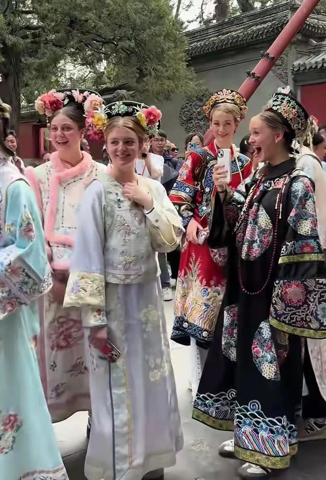 看起来外国游客穿着清朝宫廷服装并不违和，还挺好看。满大街的大清朝格格贵人嫔妃们在