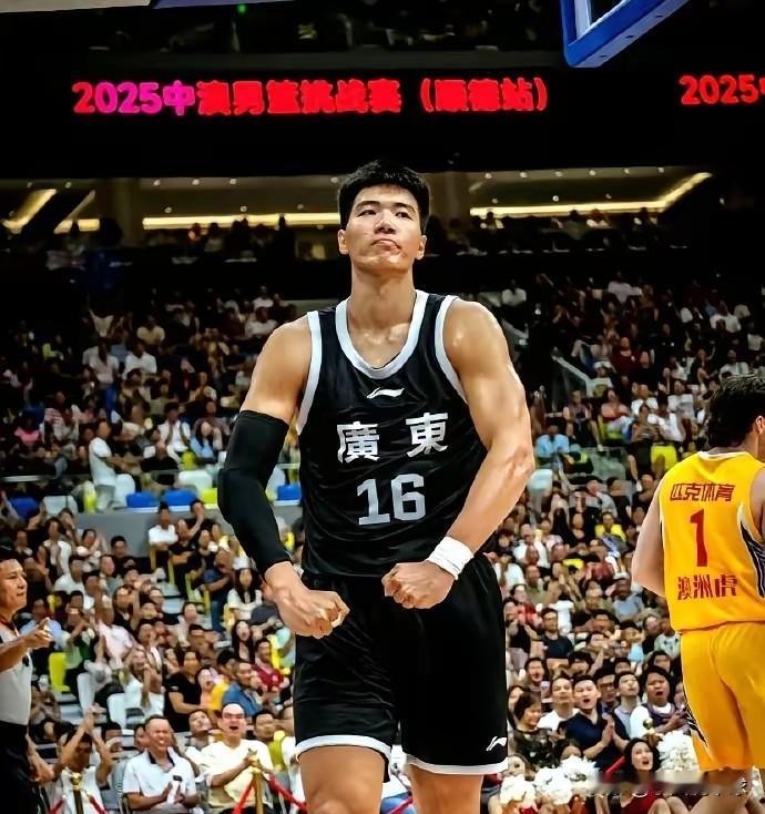 焦泊乔并无大碍！对阵澳门队轻取14分早几天很多媒体报道，说广东队焦泊乔在热身