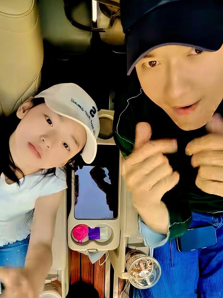 高云翔和小酒窝拍手势舞，父女俩酷酷的小表情一样！他现在住天津，离北京也近，想看孩