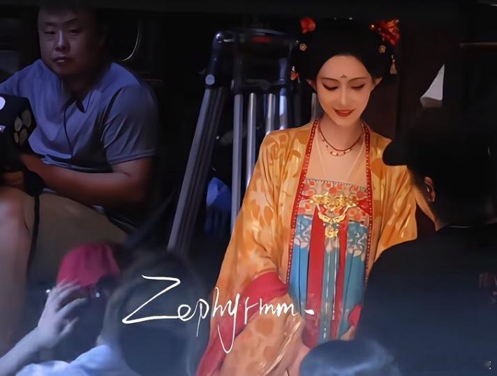 孟子义《尚公主》路透，最近的裙子都还蛮好看的，但是发型依然是我最讨厌的八字分。