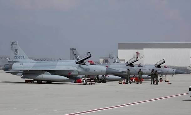 “你们师徒三人，对上我们师徒三人”迪拜航展烽火问鼎计划左：巴基斯坦JF-17