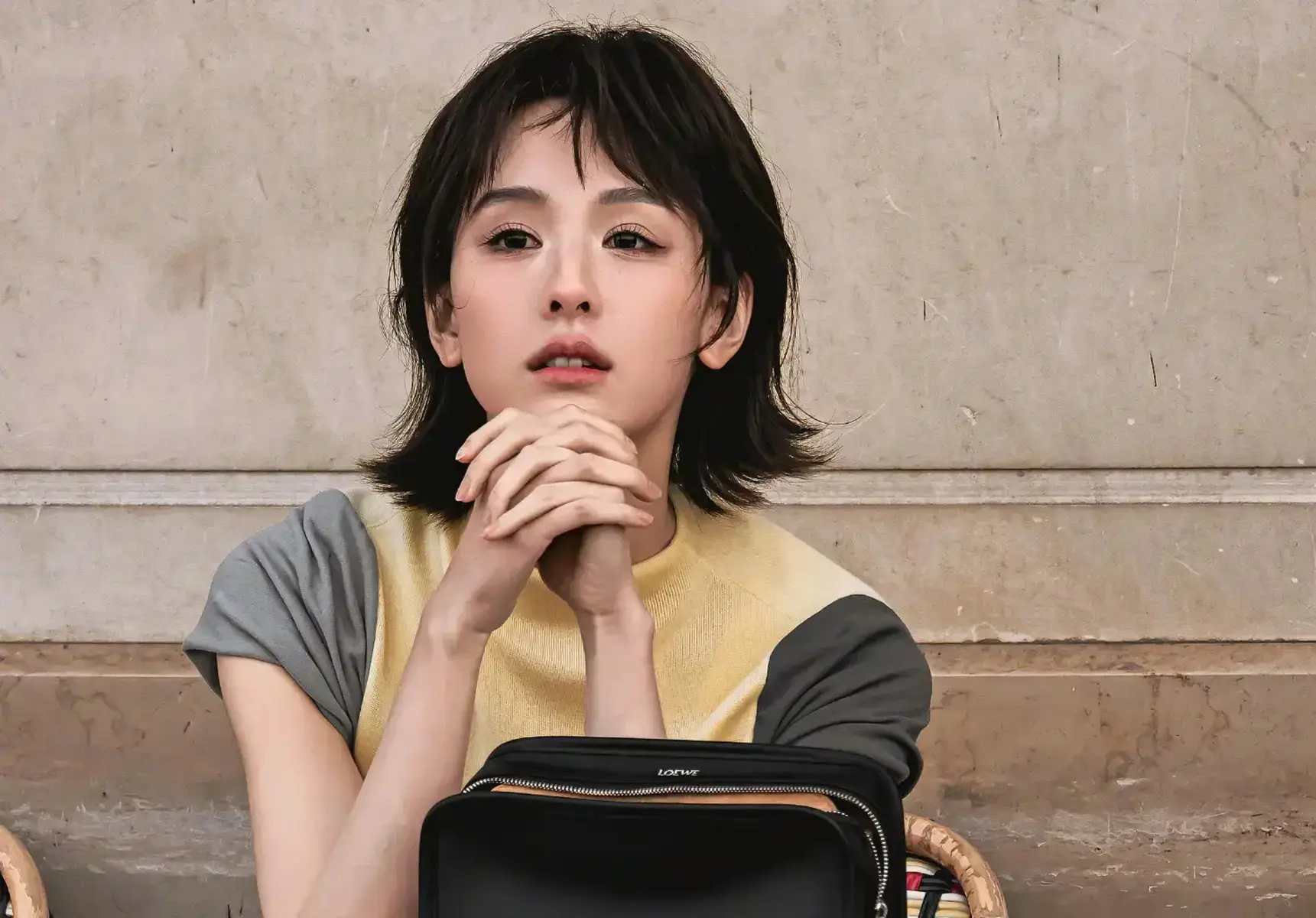 陈都灵穿黑红撞色裙装个性吸睛拎黑包漫步街头随性又时髦