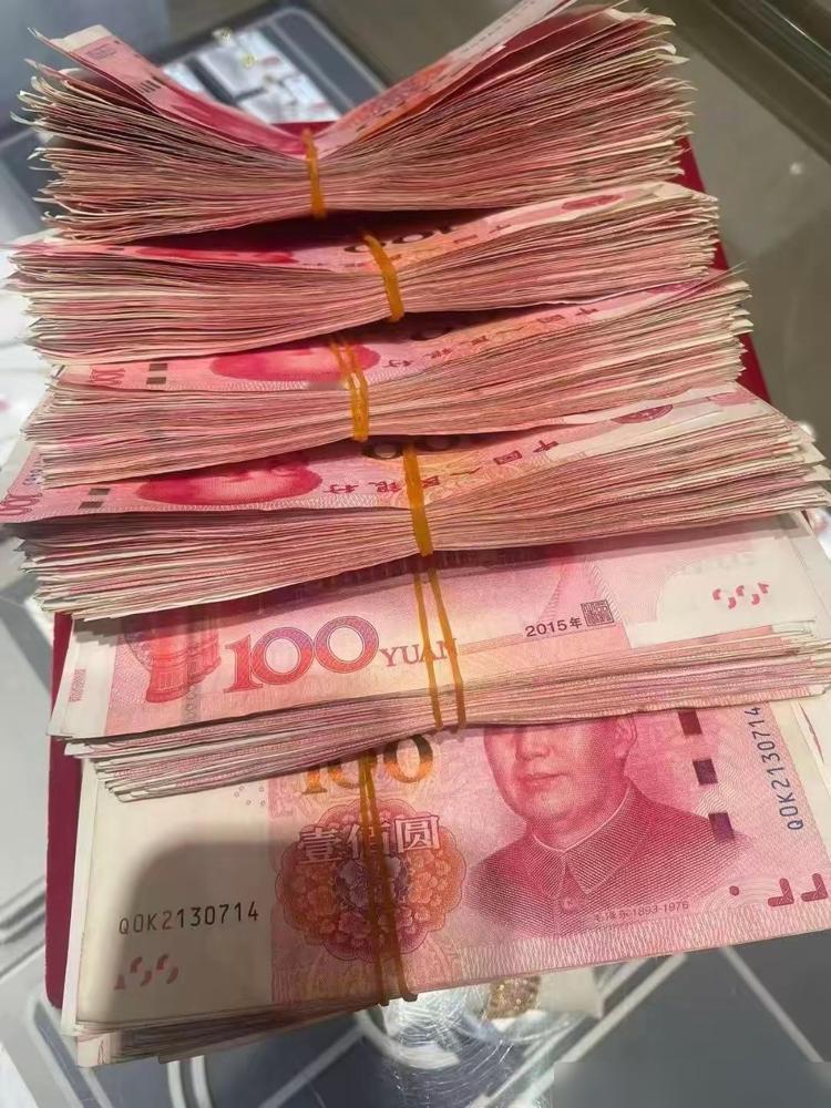 手腕上沉甸甸的这41克“黄坨子”，硬是让我看出了倾家荡产的既视感。六万多块钱