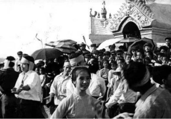1974年，20岁的杨俊被马蜂蛰了眼睛，他便找到傣族大嫂借了奶水涂眼睛，大嫂却为
