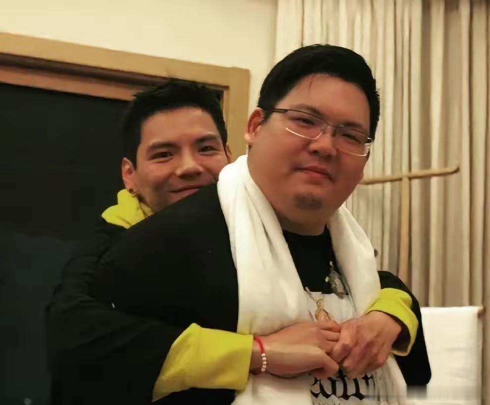 向佐第一次当着镜头哽咽了，因为他真的心疼弟弟向佑。他说自己唯一接受不了的，就是爸