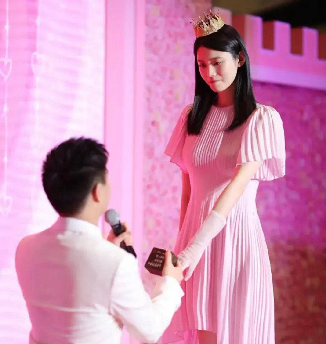 只要四太梁安琪还活着，奚梦瑶就别想有婚礼。四太是什么身份呢？在古代那就是妾室，是