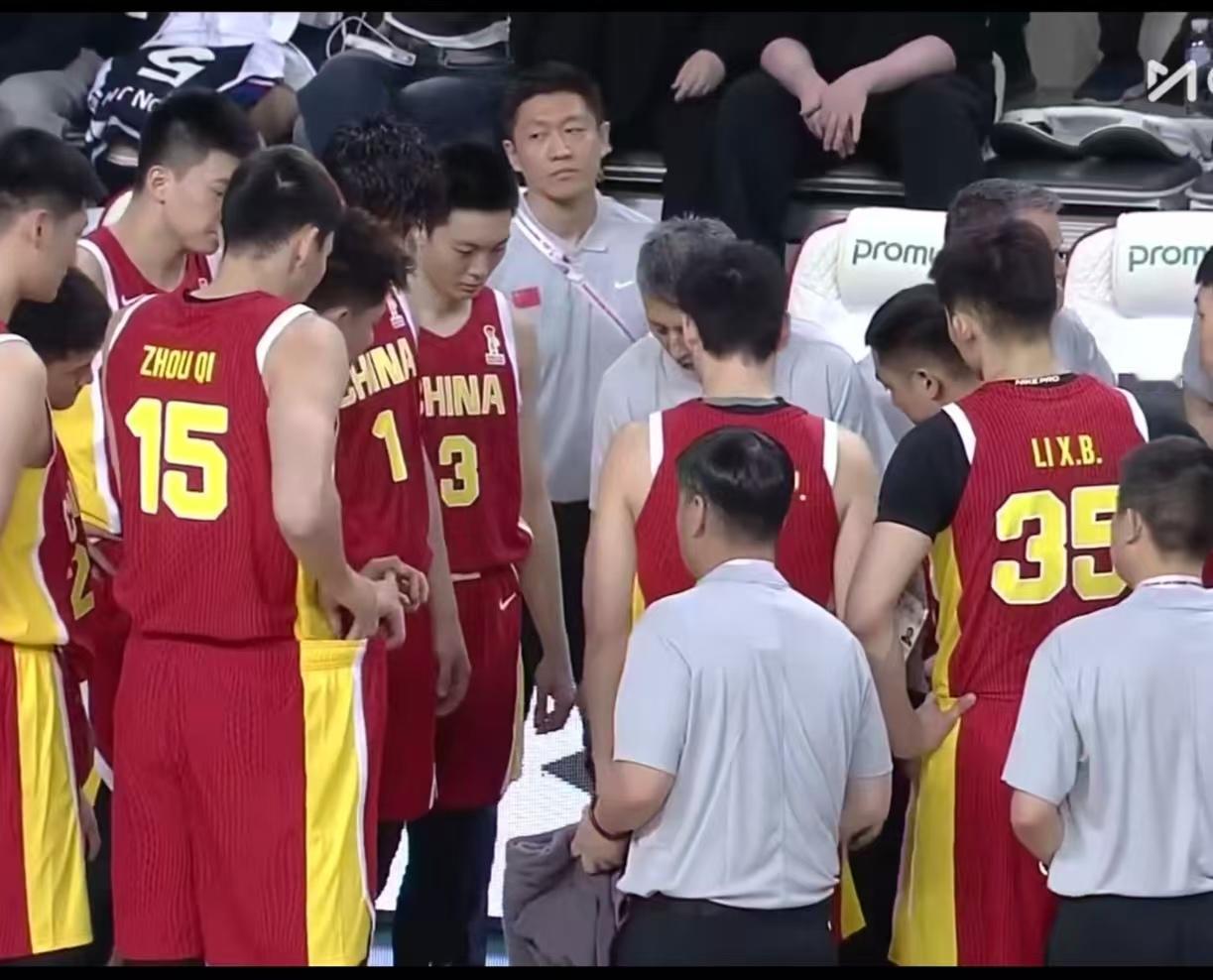 不怨胡明轩；也不怨曾凡博；更不能怨高诗岩和周琦；说白了这次中国男篮一点没脾气的输